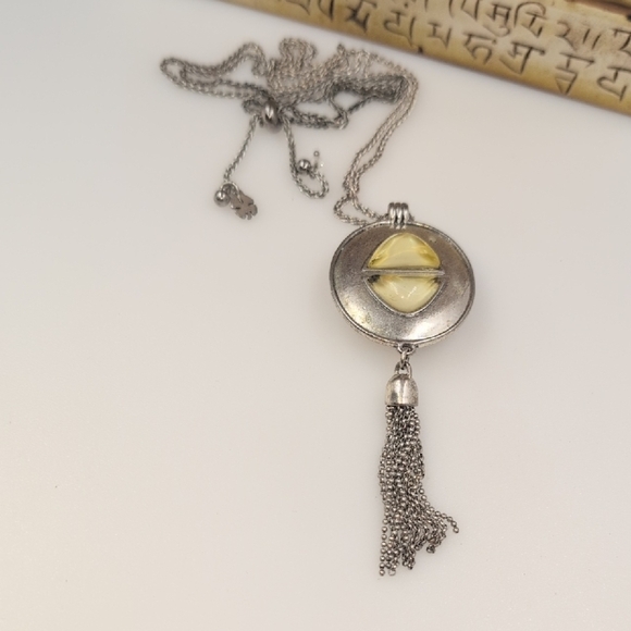 Lucky Brand Isla's Iridescent Abalone Lucky Brand Reversible Pendant Necklace - Picture 4 of 5